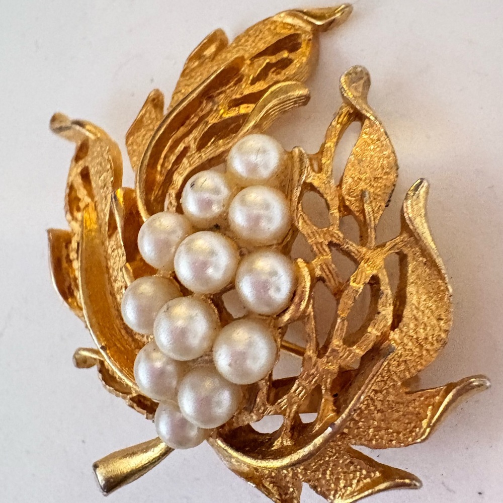 Gold tone 1960s vintage grape Leaf Brooch with faux Pearls